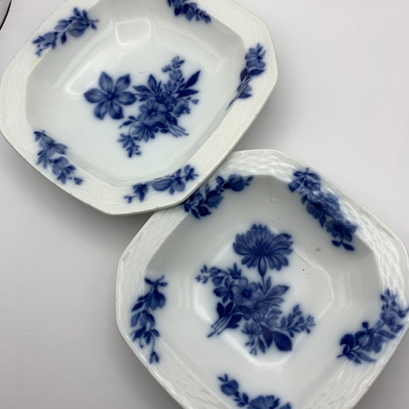 A set of PORCELEIN MATCHING SERVING BOWLS - Picture 2 of 3